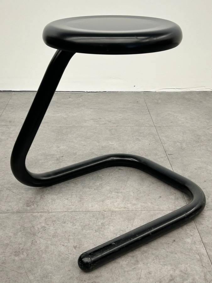 Paperclip Stool – Split Level Modern