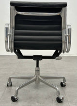 Eames Lowback Rolling