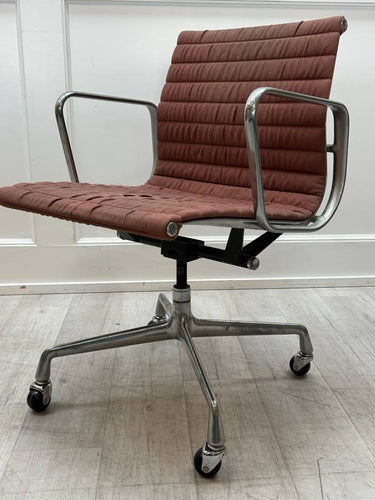 Mauve Eames Aluminum Group Chair