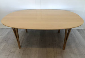 Super Ellipse Table by Fritz Hansen